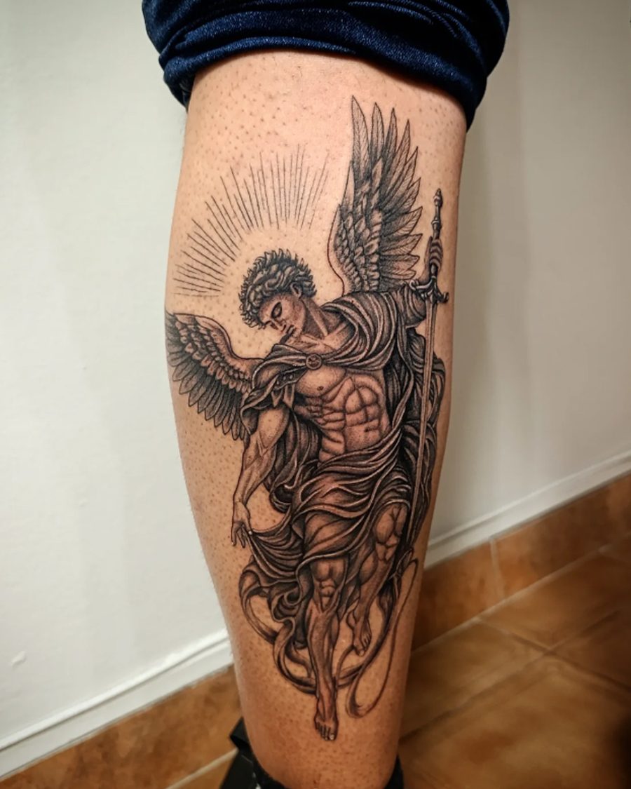 Arcángel Miguel con espada y alas · realismo en negro y gris · pantorrilla