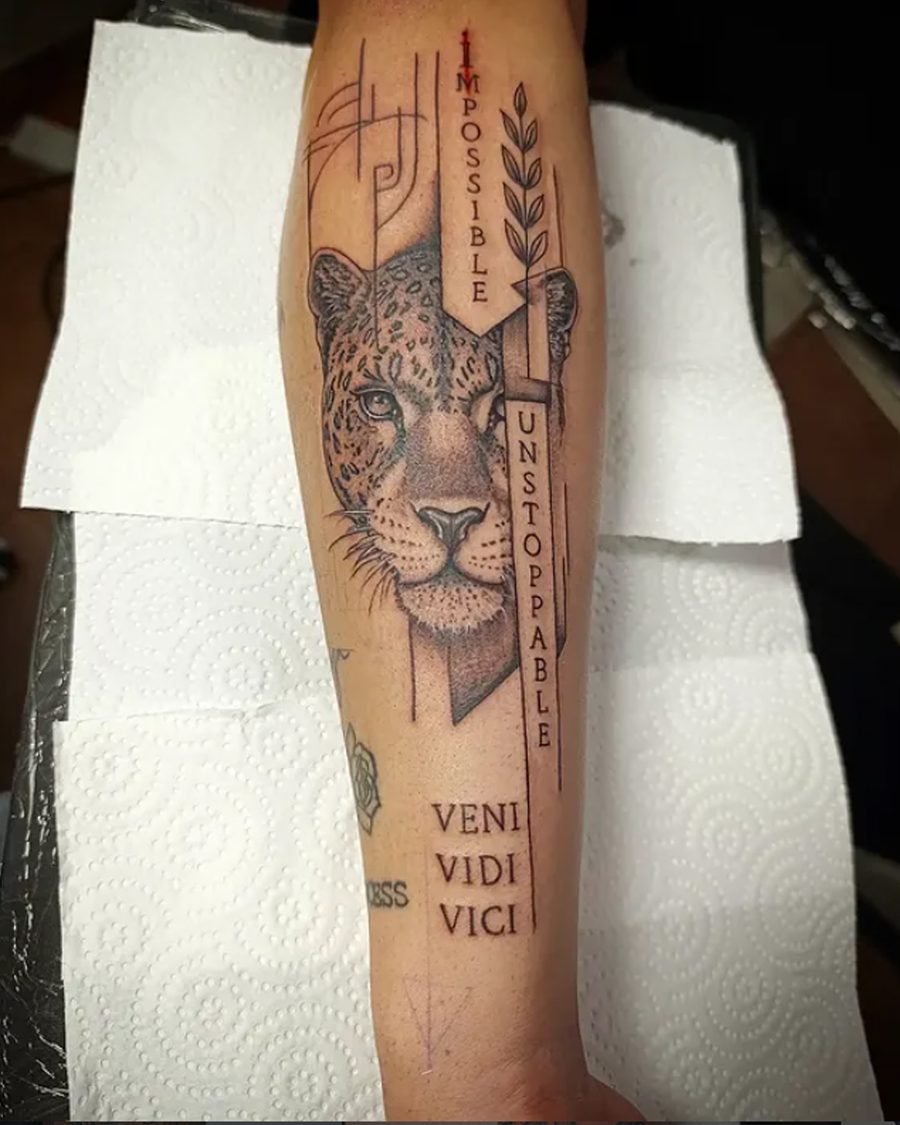 Jaguareté con lettering y líneas geométricas · negro y gris · antebrazo