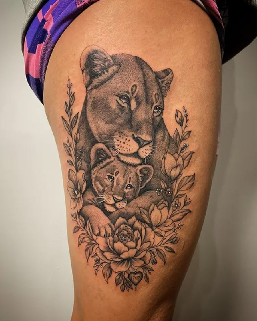 Leona con su cría rodeada de flores · realismo en negro y gris · muslo